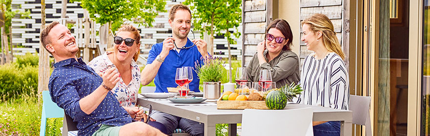 Freunde sitzen zusammen am Tisch