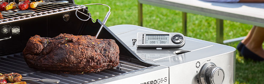 Bratenthermometer digital Messen der Temperatur mit dem digitalen Bratenthermometer eines Bratens auf dem Videro G6-S