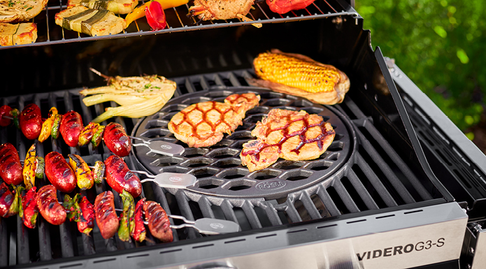 Fleisch auf Grillrost mit Wabenmuster auf dem Vario Grillrostsystem