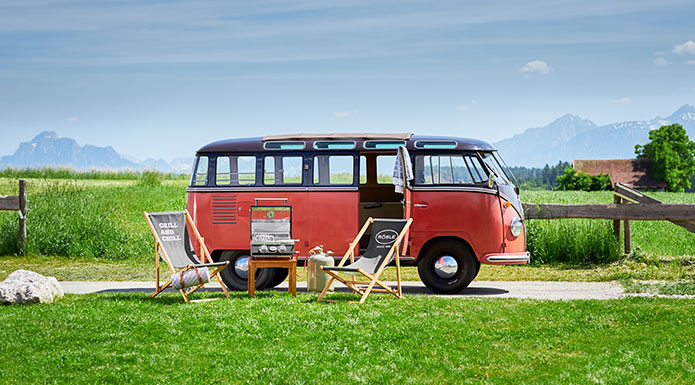 Videro G2-P Roter VW Bully mit Liegestühlen und Videro G2-P