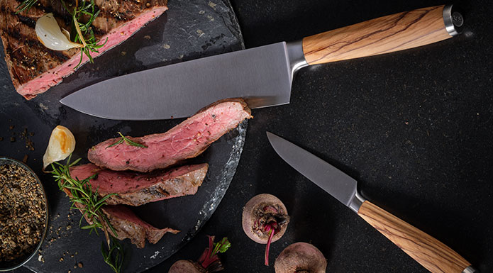 Messerserie Artesano Koch- und Schälmesser der Serie Artesano mit aufgeschnittenem Fleisch