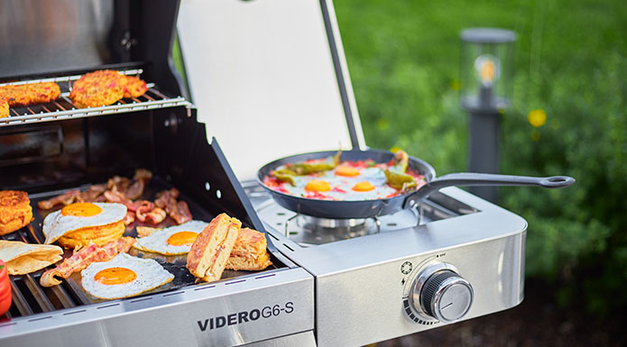 Frühstücksideen zubereitet auf dem Gasgrill und Seitenkocher