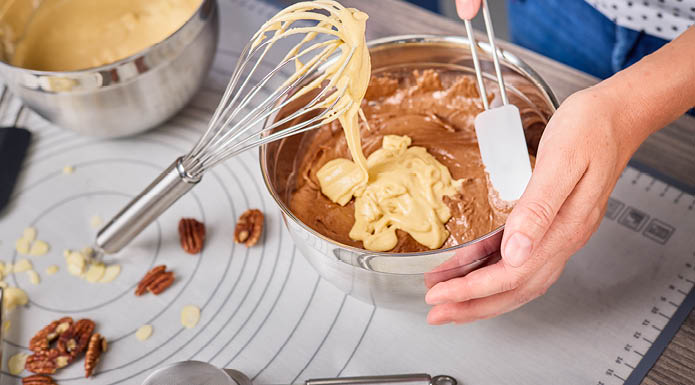 Schüssel hoch 20 cm Mischen von Teig in der Schüssel hoch 20 cm mit dem weißen Teigschaber