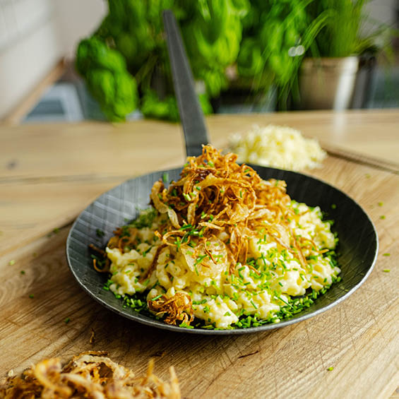 Allgäuer Kässpätzle in der Bratpfanne Schmiedeeisern 24 cm