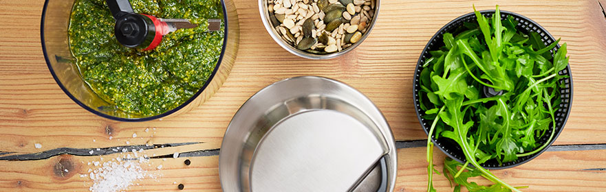 Multischneider Rucola und Kürbiskerne in dem auseinandergebauten Multischneider