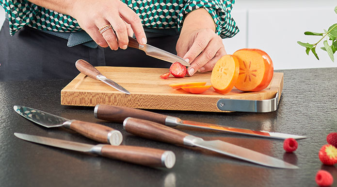 Messerserie Masterclass Frau schneidet Erdbeeren mit dem Gemüsemesser der Messer Serie Masterclass