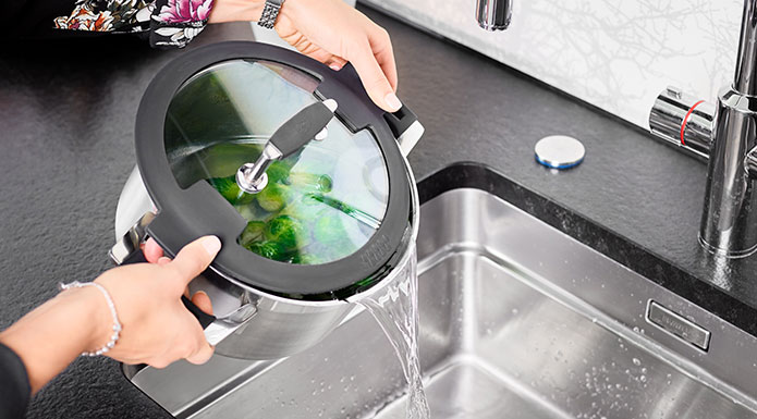 Abgießfunktion Silence Pro Wasser wird mithilfe der Abgießfunktion im Deckel des Silence Pro Topfes abgegossen