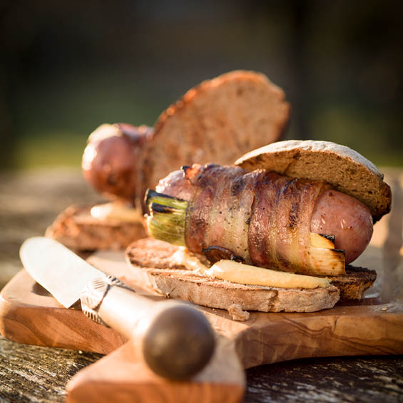 Gegrillte Speckwurst mit Bauernbrot