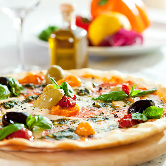 Pizza mit Oliven und Paprika