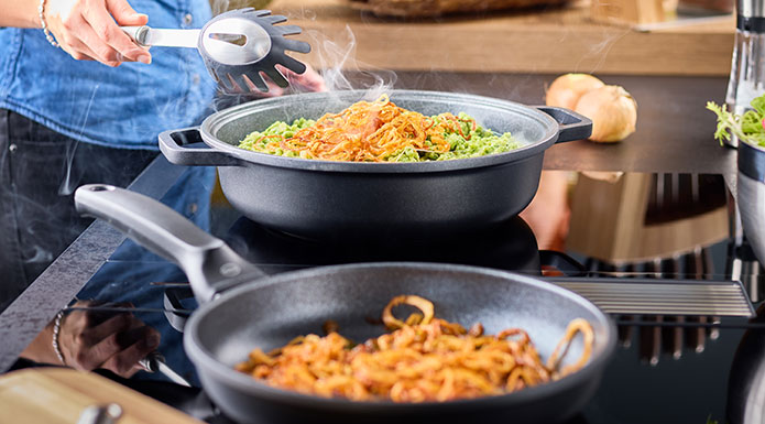 Kochgeschirr Serie Cadini Bratpfanne und Servierpfanne der Serie Cadini mit Kässpatzen und Röstzwiebeln