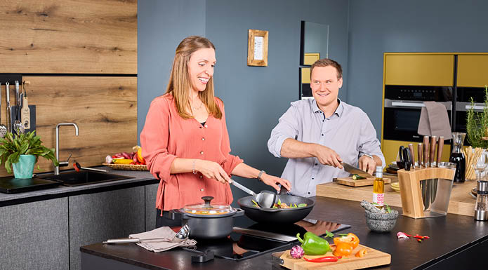 Freunde kochen in der Cadini Wokpfanne und dem Cadini Kochtopf 20 cm Wokgemüse und Suppe
