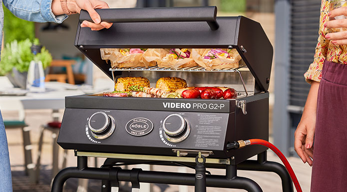 Deckel wird geöffnet beim mobilen Gasgrill