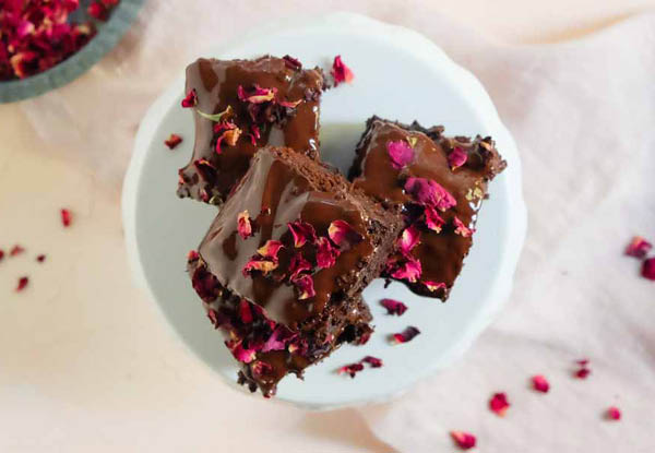 Brownies mit Rosenblättern Brownies mit Rosenblättern