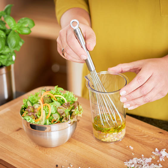 Verrühren des Zwiebel Vinaigrette mit dem Rührbesen 