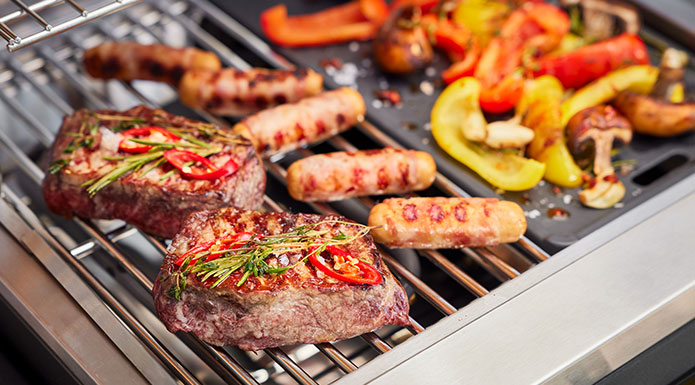 Grillgut auf Grillrost beim Elektrogrill Videro E2-P
