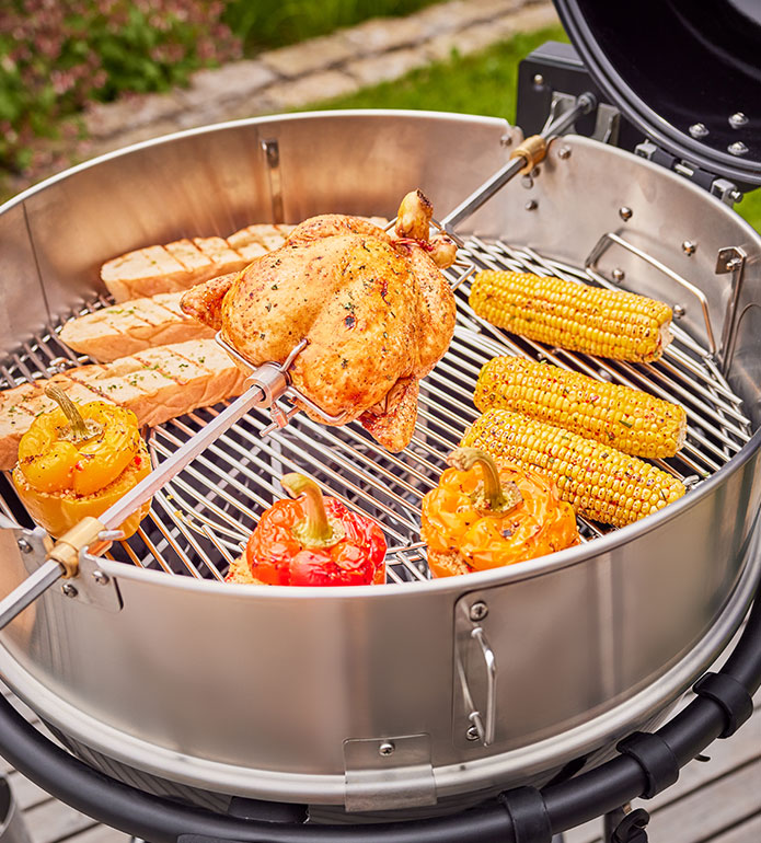 Hähnchen auf Drehspieß Hähnchen auf Drehspieß, sowie Maiskolben, Baguette und gefüllte Paprika auf Kugelgrill AIR F60
