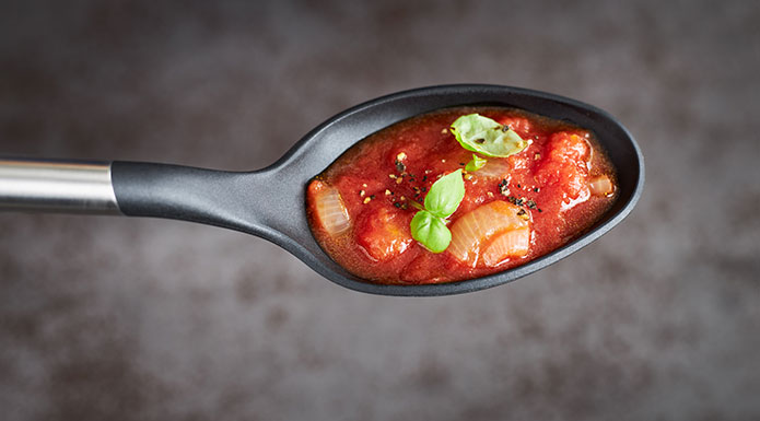 Basic Line Giesslöffel mit Tomatensuppe