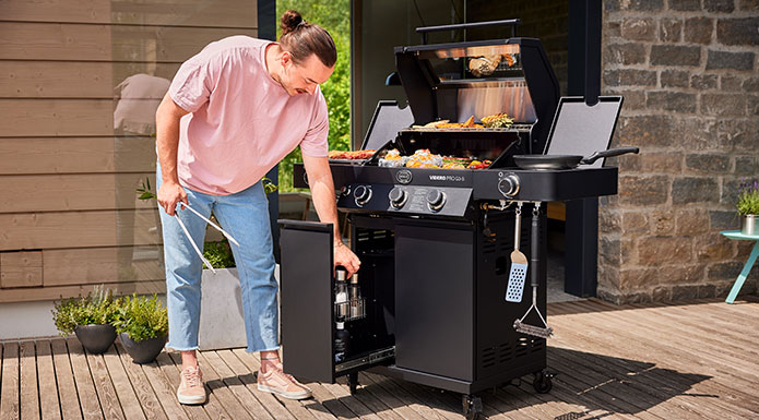 Gasgrill VIDERO PRO G3-S Mann holz Gewürze aus der Schublade beim VIDERO PRO G3-S