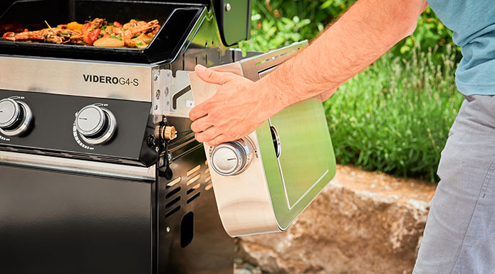 Abklappbare Seitentische am Gasgrill