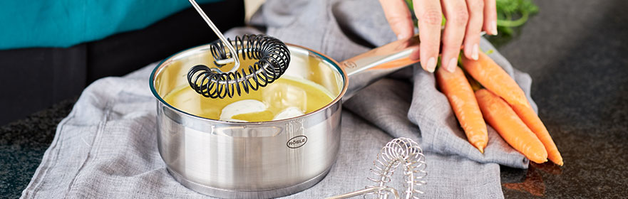 Spiralbesen Silikon Anrühren von Sauce mit dem Spiralbesen Silikon in der Stielkasserolle Cham