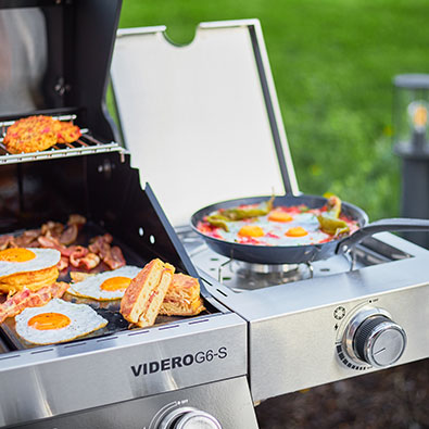 Gasgrill BBQ-Station Videro G6-S Frühstückideen werden auf dem Grill zubereitet
