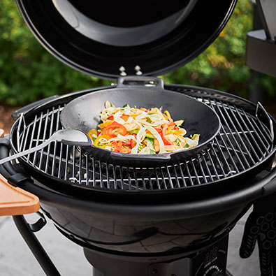 Wokpfanne im Holzkohle Kugelgrill Vario+ Grillrostsystem