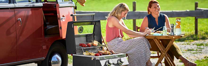 Gasgrill BBQ-Portable Videro G2-P Freundinnen neben dem Gasgrill BBQ-Portable Videro G2-P