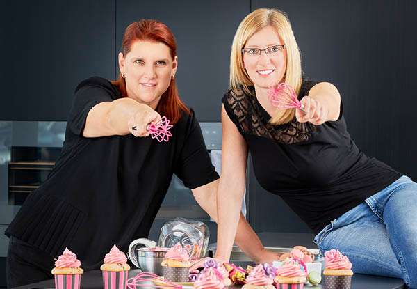 Schneebesen Pink Charity Frauen halten den Schneebesen Pink Charity