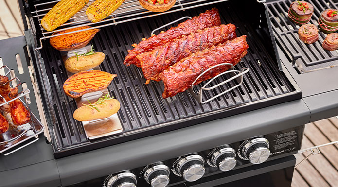 Gasgrill BBQ-Station Magnum Sparerips und Kartoffeln werden auf dem Gasgrill zubereitet