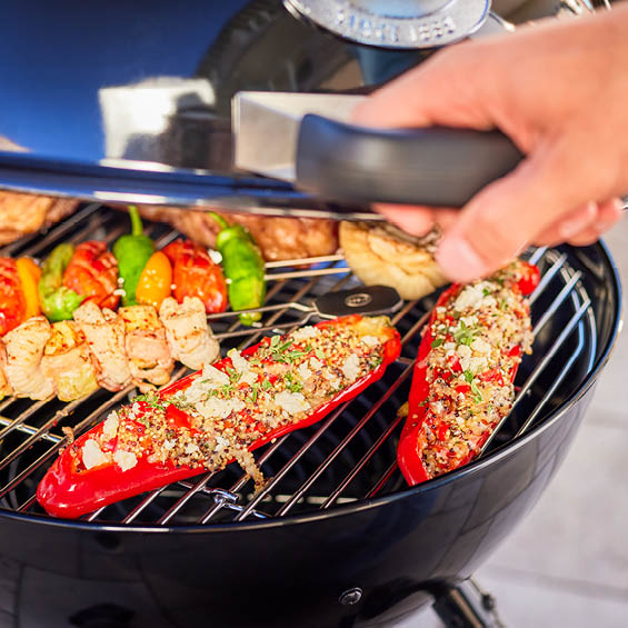 Gefüllte Paprika in einem Holzkohlegrill