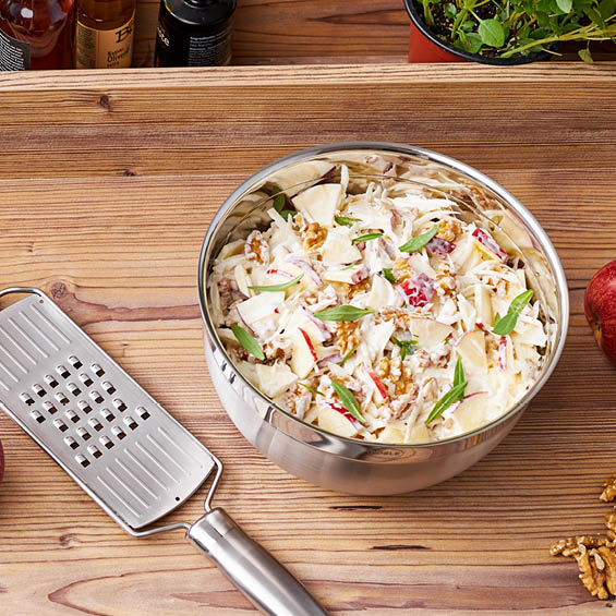Waldorfsalat neben Grobreibe Edelstahl