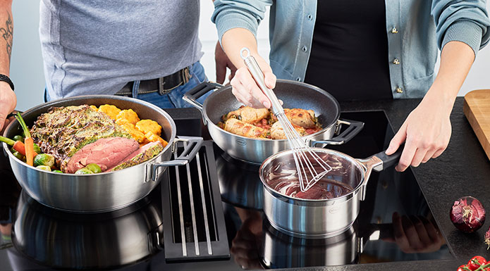 Silence Pro Kochgeschir Gemeinsames Kochen mit der Servierpfanne, der Stielkasserolle und der kleinen Servierpfanne von Silence Pro