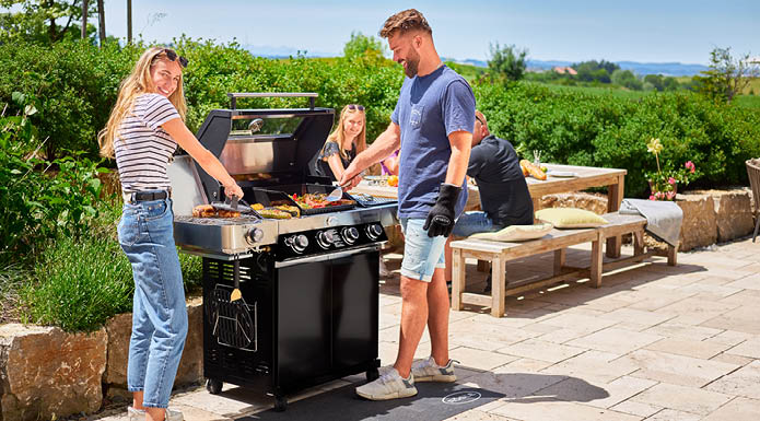 Freunde grillen an der Gasgrill BBQ-Station Videro G4-S