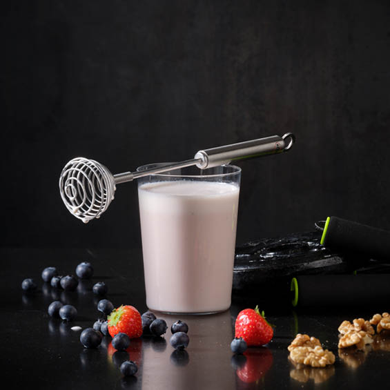 Erdbeer-Kokos-Milchshake mit Quirlbesen