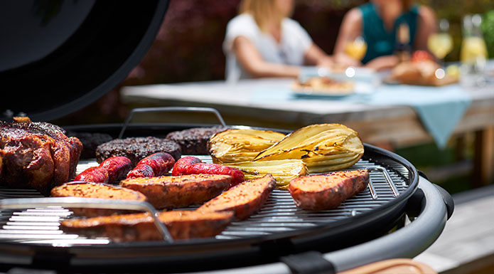Gemüse auf Grillrost Gemüse auf Grillrost des Holzkohlegrills AIR F60