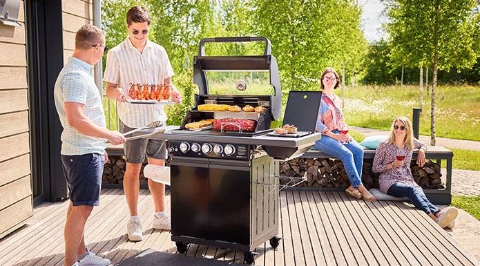 Freunde grillen zusammen auf dem Gasgrill Magnum PRO G4-S