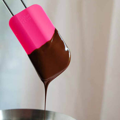 Teigschaber Pinkt Charity breit Schokolade läuft von dem Pink Charity Teigschaber breit