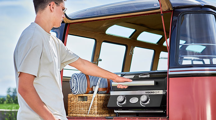 Videro E2-P Mann holt portablen Grill aus seinem Bully