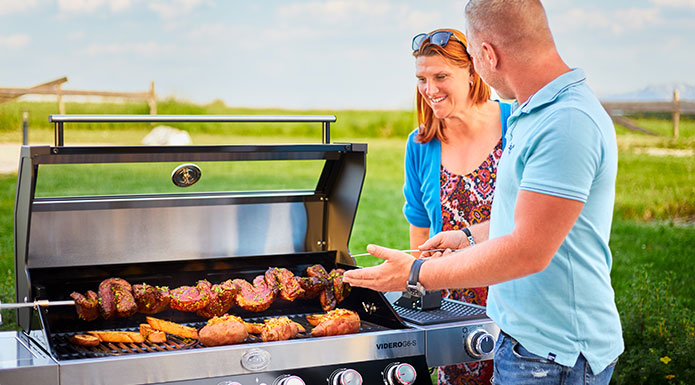 Fleisch auf Drehspieß im Gasgrill Videro G6-S