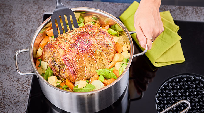 Basic Line Pfannenwender dreht Braten im Kochtopf um