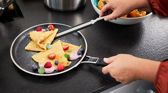 Crepes Pfanne Silence Pro Crepes mit Beeren und Puderzucker in der Crepes Pfanne von RÖSLE