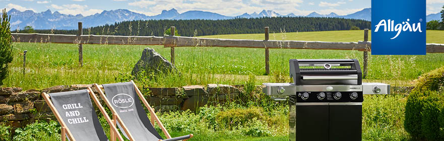 Gasgrill Videro Videro Gasgrill neben Rösle Liegestühlen vor Bergkulisse