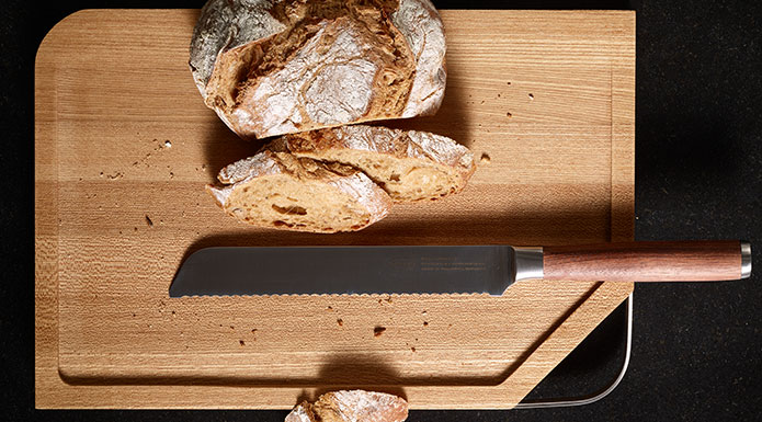 Brotmesser Masterclass Brotmesser der Serie Masterclass auf Schneidbrett