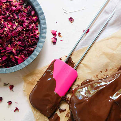 Teigschaber Pink Charity breit Teigschaber Pink Charity mit Schokoladenkuvertüre liegt neben Brownies