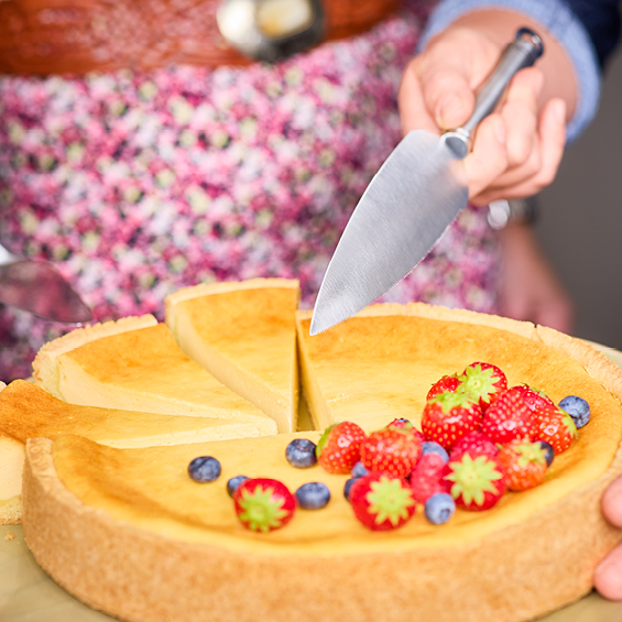 Käsekuchen mit Tortenmesser