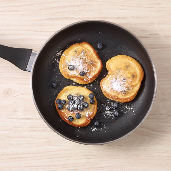Quark-Pancakes mit Heidelbeeren und Puderzucker