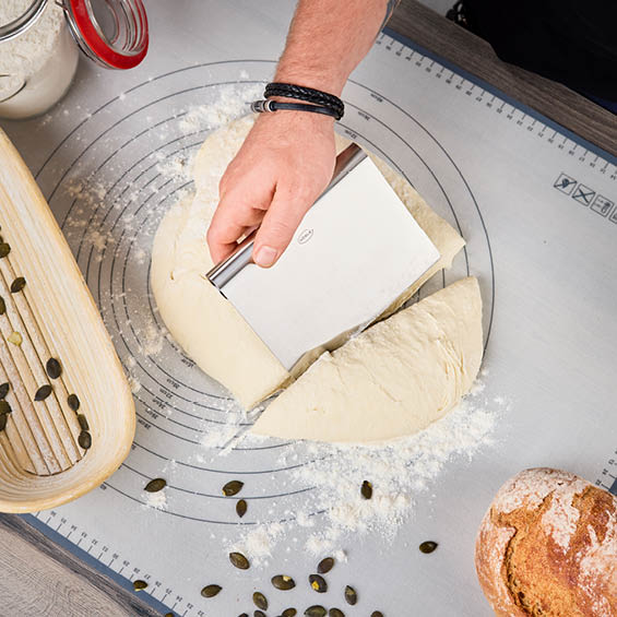 Zerteilen des Kürbiskernbrotteigs mit der Spachtel