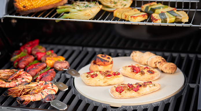 Vario Grillrostsystem Pizzastein mit Foccacia auf dem Vario Grillrostsystem