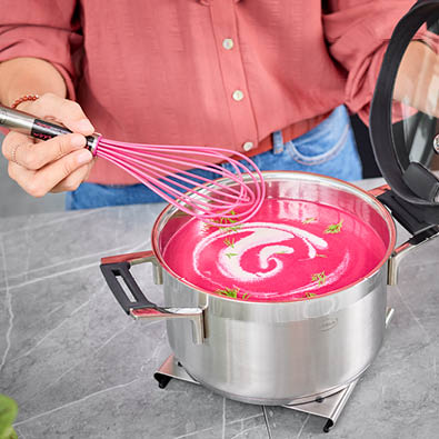 Schneebesen Pink Charity Pinke Rote-Beete-Suppe im Kochtopf Silence Pro 24cm wird mit Schneebesen Pink Charity umgerührt