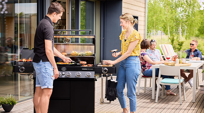 Gasgrill BBQ Station Videro G4-S PRO Pärchen grillt auf dem Videro G4-S PRO Gasgrill